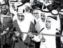 الملك فيصل بن عبدالعزيز يفتتح أحد المشاريع الزراعية وعلى يساره حسن المشاري