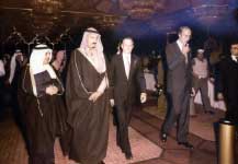 الملك سلمان بن عبدالعزيز ويبدو حسن المشاري إلى يمينه